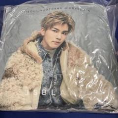 岩田剛典 クッション 実写 三代目、岩田剛典 KINGDOM クッション - メルカリ