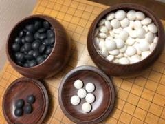 囲碁　碁盤　厚み14.5cm 4.8寸　脚付き　ヘソ有り　中古品　匿名配送 本物の 囲碁 碁盤 厚み14.5cm 4.8寸 脚付き ヘソ有り 中古品