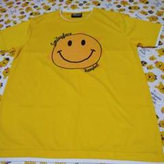 SMILEY FACEの鮮やかな黄地に中央にロゴがプリントの有るメンズのTシャツ