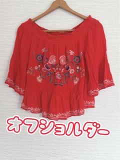 赤いオフショルダー トップス 花柄刺繍