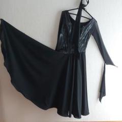 黒のフローラルパターンロングドレス