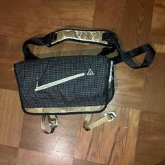 NIKE ナイキ ACGメッセンジャーバッグ Acg Nike(ナイキ) ショルダーバッグ(メンズ) - 海外通販のBUYMA
