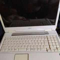 Fujitsu ノートPC ホワイト　Windows7です