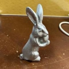 シルバーウサギの置物 卵を持つデザイン 約10cm