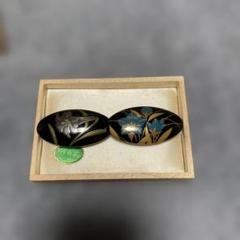 ❬未使用❭ 輪島塗 帯留め  御所車  金蒔絵  螺鈿 輪島塗 帯留め 小判形 -流水紅葉の蒔絵仕上げ- [黒色] 螺鈿