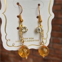 キラキラチャームがゆれる☆ オレンジ ハンドメイド ピアス 夏 ヴィンテージ風