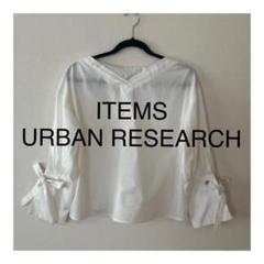 ITEMS URBAN RESEARCH ホワイトVネックシャツ　リボン付き袖