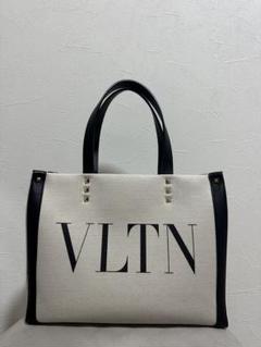 VLTN ヴァレンティノ トートバッグ ホワイト/ブラック VALENTINO(ヴァレンチノ) VLTNトートトートバッグ ホワイト