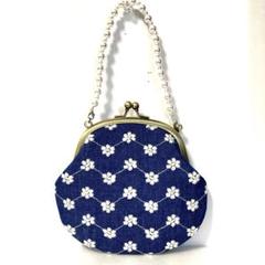 デニム風白いツル花刺繍のがま口ポーチ(パール玉持ち手付)