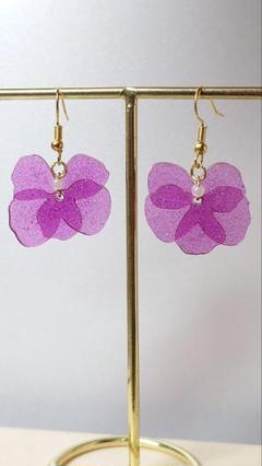 紫色の花デザインのレジンピアス