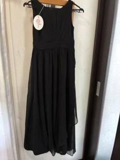 黒のスリーブレスロングドレス
