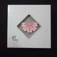 ピンバッジ 花笑むアルム – thatskyshop JP