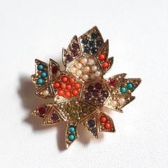 b60/　ブローチ　葉モチーフ　マルチカラーストーンパール風　紅葉　ヘンプ　ピン