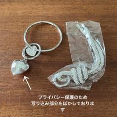 キラキラ　シルバーキーホルダー　チャーム　グラムリップス風