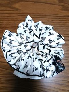 CHANEL ロゴ入りシュシュ ホワイト/ブラックノベルティ非売品 CHANEL ロゴ入りシュシュ ホワイト/ブラックノベルティ非売品