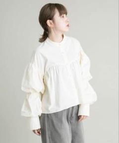 KBF - 〈新品タグ付き〉KBF ハイネックフリルブラウスの通販 by