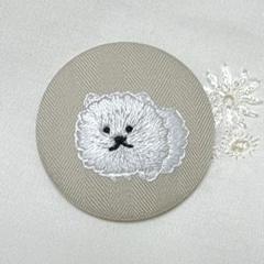 ポメラニアン（白）刺繍くるみボタンブローチ　即購入⭕️