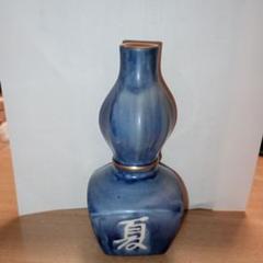 青い陶器の一輪挿し 夏の漢字付き