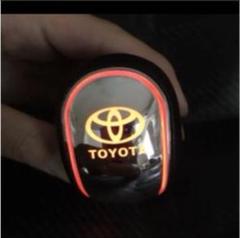 光るシフトノブ