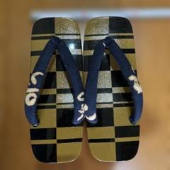 黒と金のチェック柄の木製下駄