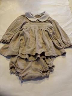 ベージュの襟付きワンピースとショートパンツセット