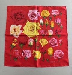 美品 GUCCI グッチ シルク スカーフ バラ 薔薇 赤 美品 GUCCI グッチ シルク スカーフ バラ 薔薇 赤 - メルカリ