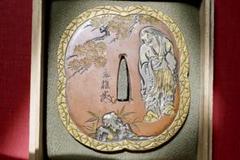 鍔　加納夏雄　寒山拾得・虎松図　赤銅地　刀剣美術 期間限定値下げ 鍔 加納夏雄 片切彫 赤銅地 寒山図 正品