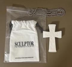 SCULPTOR ホワイトレザー 十字架チャーム SCULPTOR クロスストラップウォレット 十字架 ネックレス