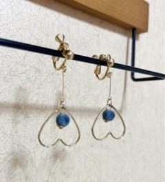 新品同様⭐️ イヤリング　ゴールド　小さなボンボン　逆ハート　ぶら下がり