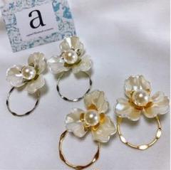 2285-1 2way ゴールド☺︎ホワイトフラワーとパールのピアス×フープ☺︎
