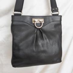 【極美品】 Ferragamo ガンチーニ ショルダーバッグ サコッシュ シボ革