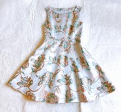 【美品】グレースコンチネンタル　ワンピース　ノースリーブ　Aライン　刺繍　花柄のサムネイル