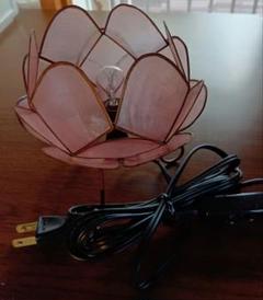 ピンクの蓮花形テーブルランプ