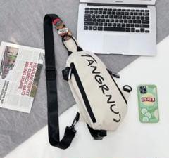 白のボディバッグ