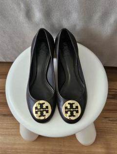 極美品 TORY BURCH トリーバーチ パンプス 黒 歩きやすい 金ロゴ 新品】TORY BURCH パンプス 黒×ゴールド Size 7 - メルカリ