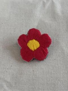【ハンドメイド】赤い花 刺繍ブローチ