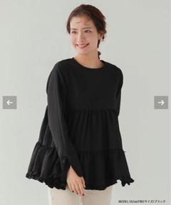 Fitmore スリットスリーブ裾フリルティアードブラウス ブラック