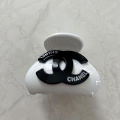 CHANEL ヘアクリップ ダブルCロゴ ホワイト ノベルティ - メルカリ