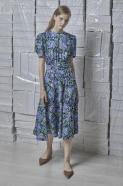 最新デザインの シルクワンピース 花柄 gazinskaya vika 未使用 メルカリ - ワンピース