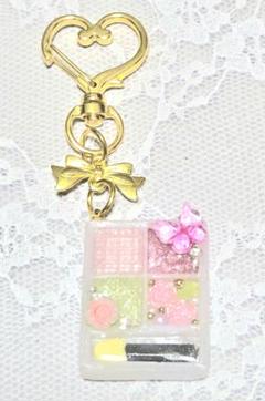 No135アイシャドウパレットのキーホルダー・ハンドメイド・レジン・チャーム
