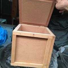 小箱28センチ立方体。内法23センチ立方体コルク貼り