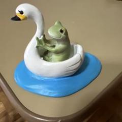 カエルと白鳥の陶器置物