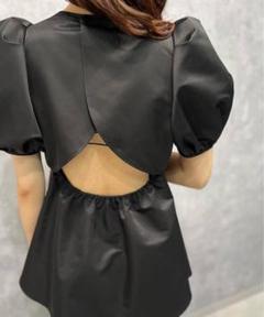 ノーブル✨新品24ss✨ タフタバックオープン ぺプラムブラウス