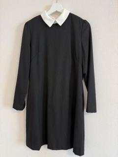 黒の長袖ワンピース 白襟