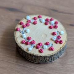 木の刺繍ブローチ