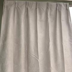 新品カーテン　100×135㌢丈　2枚入　限定２枚　ベージュ色　葉の押し型模様