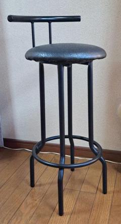 黒いバースツール 背もたれ付き