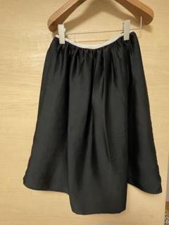 黒　フレアスカート 大きめサイズ ゆったり　グローブ　サテン風