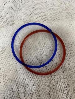 青と赤のプラスチックバングル2個セット