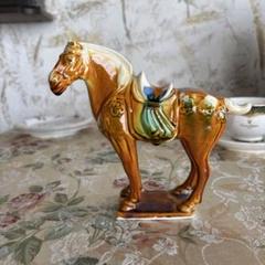 陶器製馬形置物 茶色と緑 陶器製 馬の置物 茶色と緑 - メルカリ
